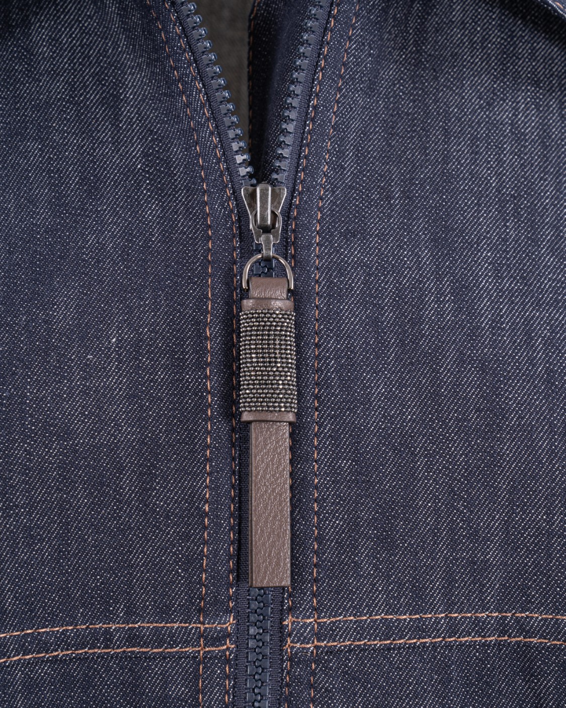 shop BRUNELLO CUCINELLI  Bomber: Brunello Cucinelli bomber in twill effetto denim con Shiny Zipper Pull.
Chiusura con zip e doppio cursore.
Sfoderato.
Tasche basse con bottone automatico.
Decorazione in monile Nickel-free.
Composizione: 100% cotone.
Made in Italy.. MB1257470-C001 number 906977